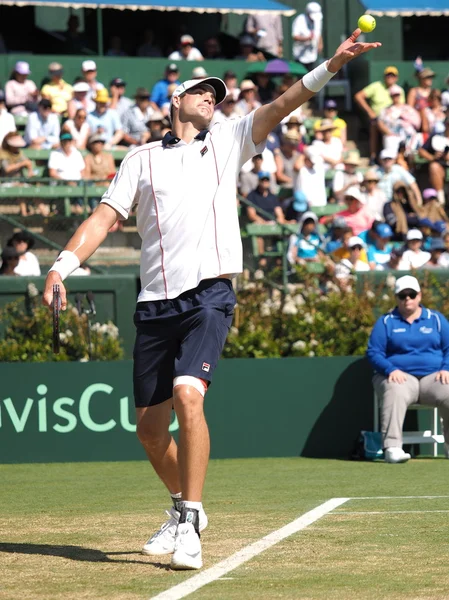 John Isner sirviendo en un partido de Copa Davis — Foto de Stock