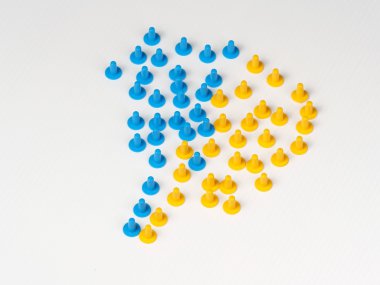 İki renkli plastik masa oyunu şapka çeşitli renklerde tarafından birlikte resimli geliyor gruplar