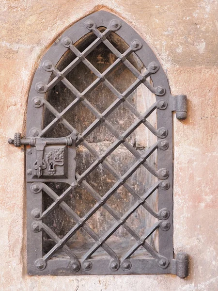 Porte de clôture médiévale en fer forgé dans un mur de grès — Photo