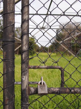 Bir tel güvenlik çit kapıda asma kilit