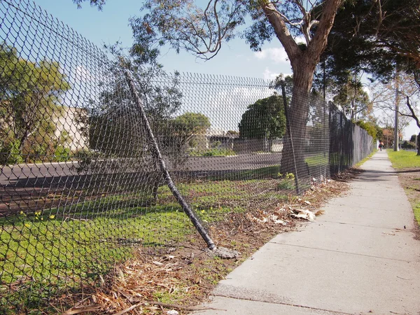 Bozuk tel güvenlik çit — Stok fotoğraf
