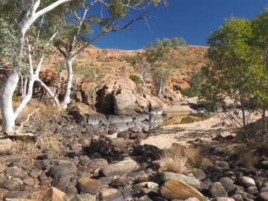 Su kuyusu belgili tanımlık kenar boyunca yürümek kuru Ormiston Lirası