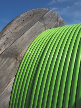 Büyük ahşap davul yeşil fiber optik kablo ile