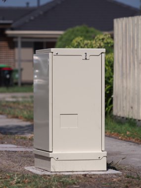 Noble Park, Avustralya Ulusal geniş bant ağ parçası banliyösünde fiber dağıtım kabine yol kenarı 