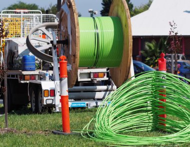 Noble Park, kablo davul ile bir yükleme kamyon arkasında yeşil fiber optik Nbn kablo