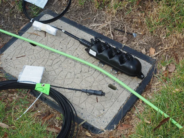 Дорожная боковая коммуникационная яма с подготовленным зеленым фидерным кабелем, 8 портовым мультипортовым и выходящим кабелем, используемым для установки Национальной широкополосной сети в Австралии для покрытия расстояния от стороны дороги до — стоковое фото