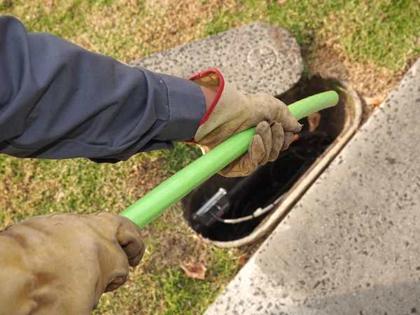 Grön Nylon hölje 576 fiber optic flatkabeln på en installationsplats för ryggraden i det nationella bredbandsnätet — Stockfoto