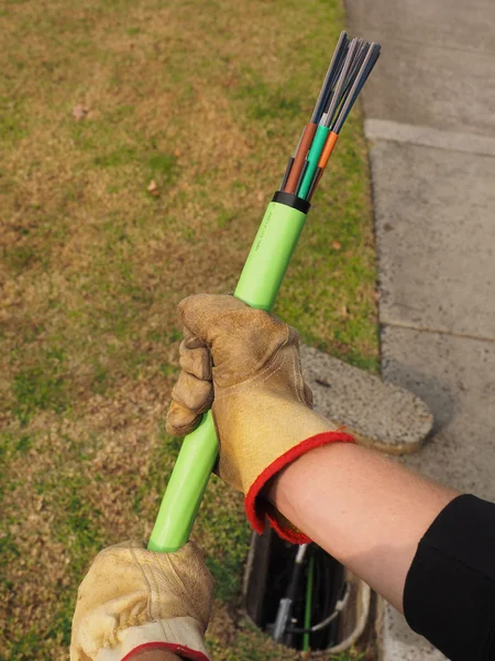 Kabeln installer håller fiberoptisk kabel — Stockfoto