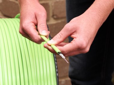Avustralya Ulusal geniş bant ağ için kullanılan bir küçük kablo makara, yeşil naylon jacketed12 fiber optik şerit kablo soyulmuş ucuyla reeled