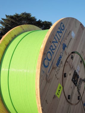 Nakliye, ev Roll-out için Avustralya Ulusal geniş bant ağ lif kullanılmış için yeşil 576 fiber fiber optik kablo bir ulaşım merkezi ile büyük 2 metre ahşap davul