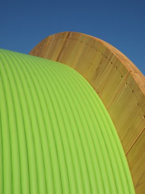 Avustralya Ulusal geniş bant ağınızda kullanılan ahşap davul üzerinde yeşil fiber optik kablo