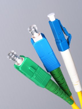 Kapalı fiber optik şebeke kurulum için kullanılan üç adet tek fiber optik konektör