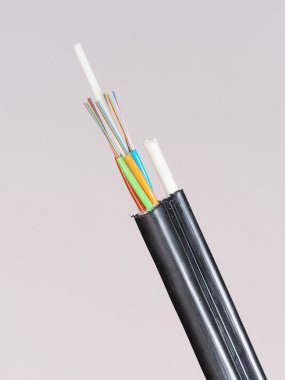 Siyah şekil 8 hava fiber optik kablo soyulmuş ucuyla