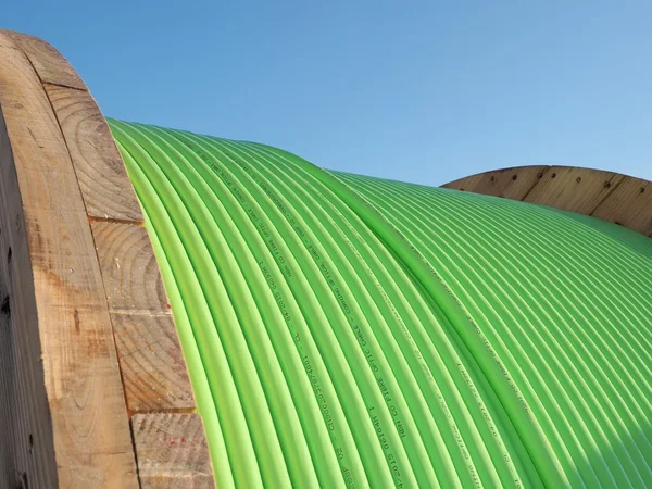 Cable de fibra óptica verde en un tambor de madera — Foto de Stock