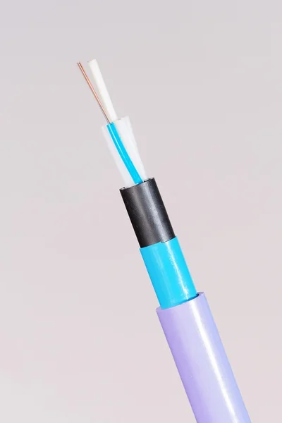 Fialový vlákno optický kabel končí svlékl bundu vrstvy a exponované barevné — Stock fotografie