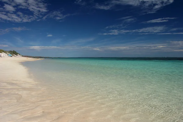 Playa prístina y océano turquesa en el arrecife de Ningaloo — Foto de Stock