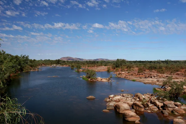 Skaliste koryto w ten Outback kierunku w regionie Pilbara — Zdjęcie stockowe