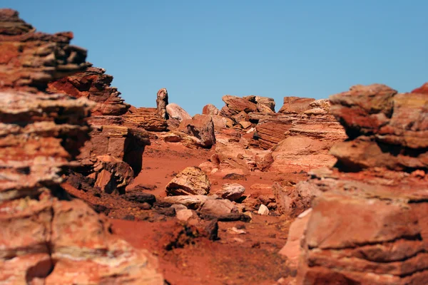 Rode rotsachtige ontsluiting en blauwe oceaan op Broome — Stockfoto