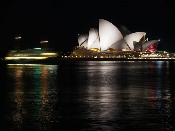 Puerto de Sydney con rayas de luz de ferry y ópera por la noche desde el lado oeste —  Fotos de Stock