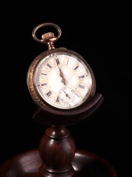 Ornament zdobené zlatými a stříbrnými staré kapesní hodinky na dřevěný stojan — Stock fotografie