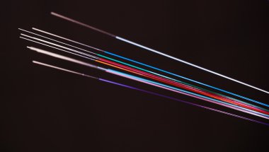 Canlı renk kodlu optik lifler üzerine siyah