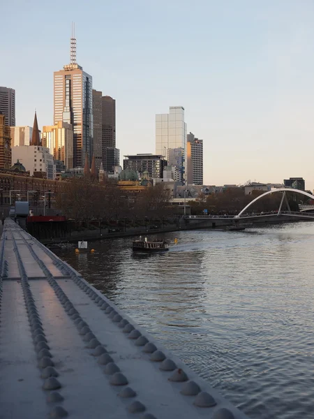 Melbourne CBD skyline après le coucher du soleil de l'autre côté de la rivière Yarra — Photo