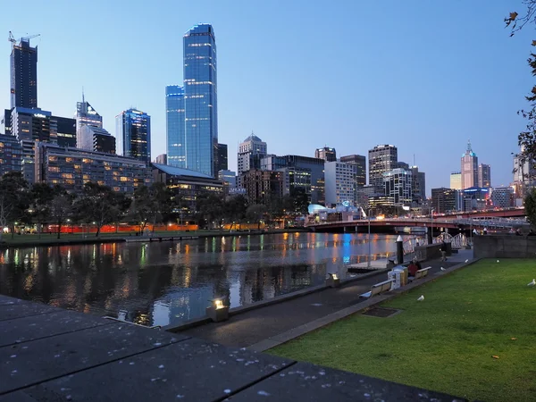 Australien, melbourne - 2015, 25. Mai: melbourne cbd skyline nach Sonnenuntergang vom Südufer über den Yarra River — Stockfoto