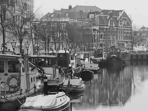 Kanaal en boten in de haven bewolkt maar rustige dag — Stockfoto