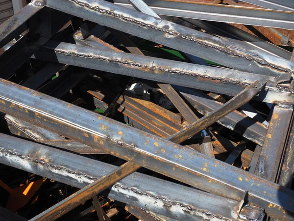 Stapel van verschillende grootte schroot ijzer profielen in een metalen stapel van schroot — Stockfoto