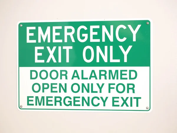 Průmyslové Emergency Exit znamení na zeď — Stock fotografie