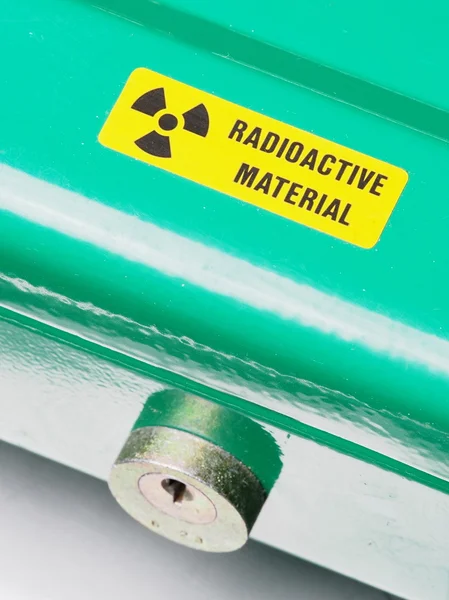 Vak met waarschuwing sticker en vergrendelen met radioactief materiaal — Stockfoto