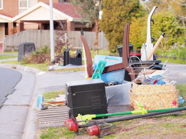 Yıllık sabit çöp toplama için orta sınıf Konut Konut önünde stereo sistemi ve diğer nesneleri yerleştirilir