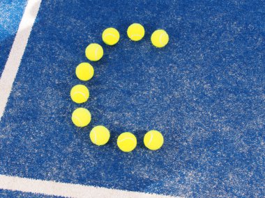 Tenis topu mavi suni çim kortta C harfi şeklinde