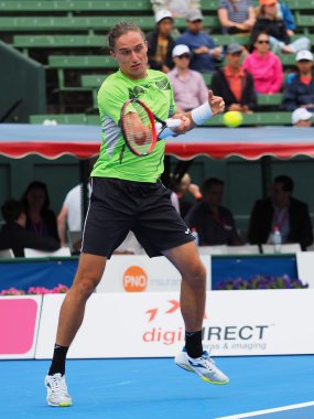 Alexandr Dolgopolov, Kooyong Tc Forehand hemen önce bir sergi maç topu ile temas