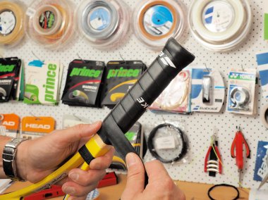 Bir tenis raket tutamacı yeni üssün kaydırma