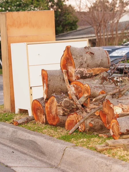 Cortes de árvores grandes e outros itens na frente de habitação residencial de classe média para a coleta anual de lixo duro — Fotografia de Stock