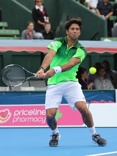 Fernando Verdasco en Kooyong TC golpea un revés de altura de cadera — Foto de Stock