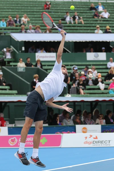 Gilles Simon de Francia en un partido de exhibición y práctica en Kooyong TC hace contacto golpeando un Servir — Foto de Stock