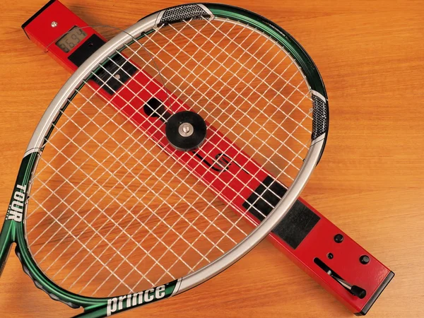 Sträng säng stelhet på en Tennis tour player ram mäts på strängar — Stockfoto