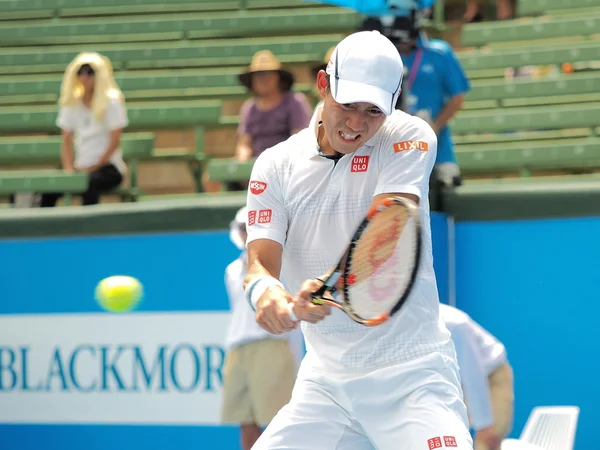 Kei Nishikori hiths através de um backhand — Fotografia de Stock