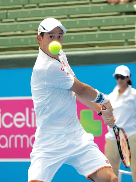 Kei Nishikori se centran en la pelota — Foto de Stock