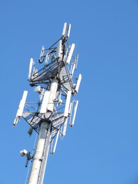 Telekomünikasyon baz istasyonu antenleri ile