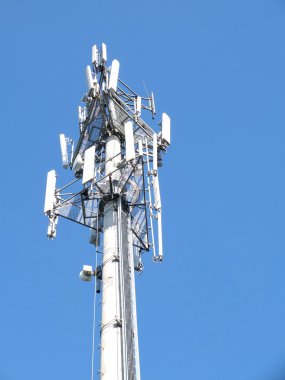 Telekomünikasyon baz istasyonu antenleri ile