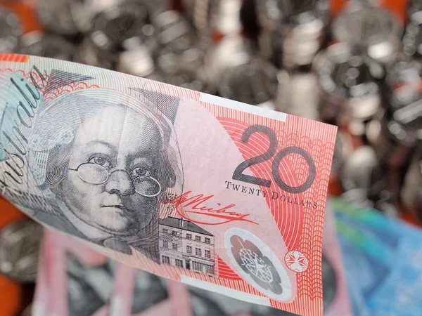 Zwanzig australische Dollarnoten vor einem Haufen glitzernder Münzen — Stockfoto