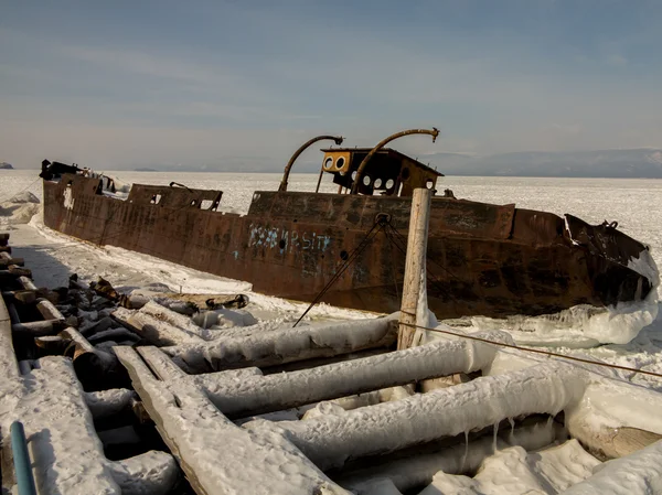 Barca abbandonata sulla riva — Foto Stock
