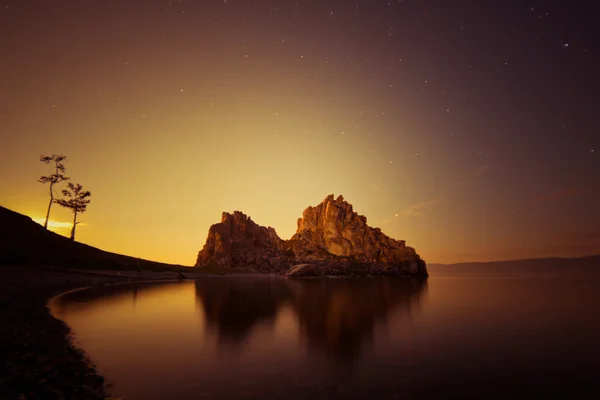 Shamaani Rock järvellä Baikal — kuvapankkivalokuva