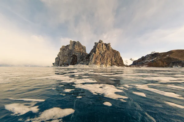 Roccia sciamano in inverno Baikal — Foto Stock