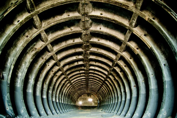 Εγκαταλελειμμένο στρατιωτικό υπόστεγο για δεξαμενές — Φωτογραφία Αρχείου