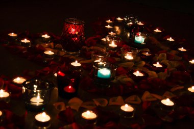 gül yaprakları ile mum ışığında romantik akşam