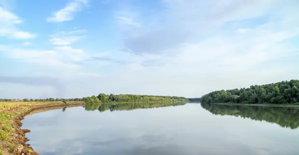 平静的河流流动 — 图库照片